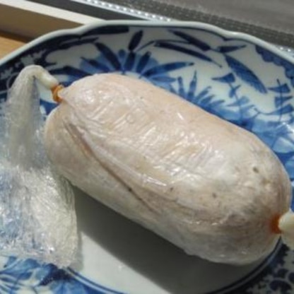 YAMAT☆さんのレシピを見て初めて鶏ハムを作る気になりました☆
不器用なので巻くところで少し手間取ってしまいましたが、
それ以外は本当に簡単でした～♪